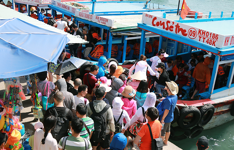 Khánh Hòa lúng túng xử lý tour giá rẻ với khách nước ngoài